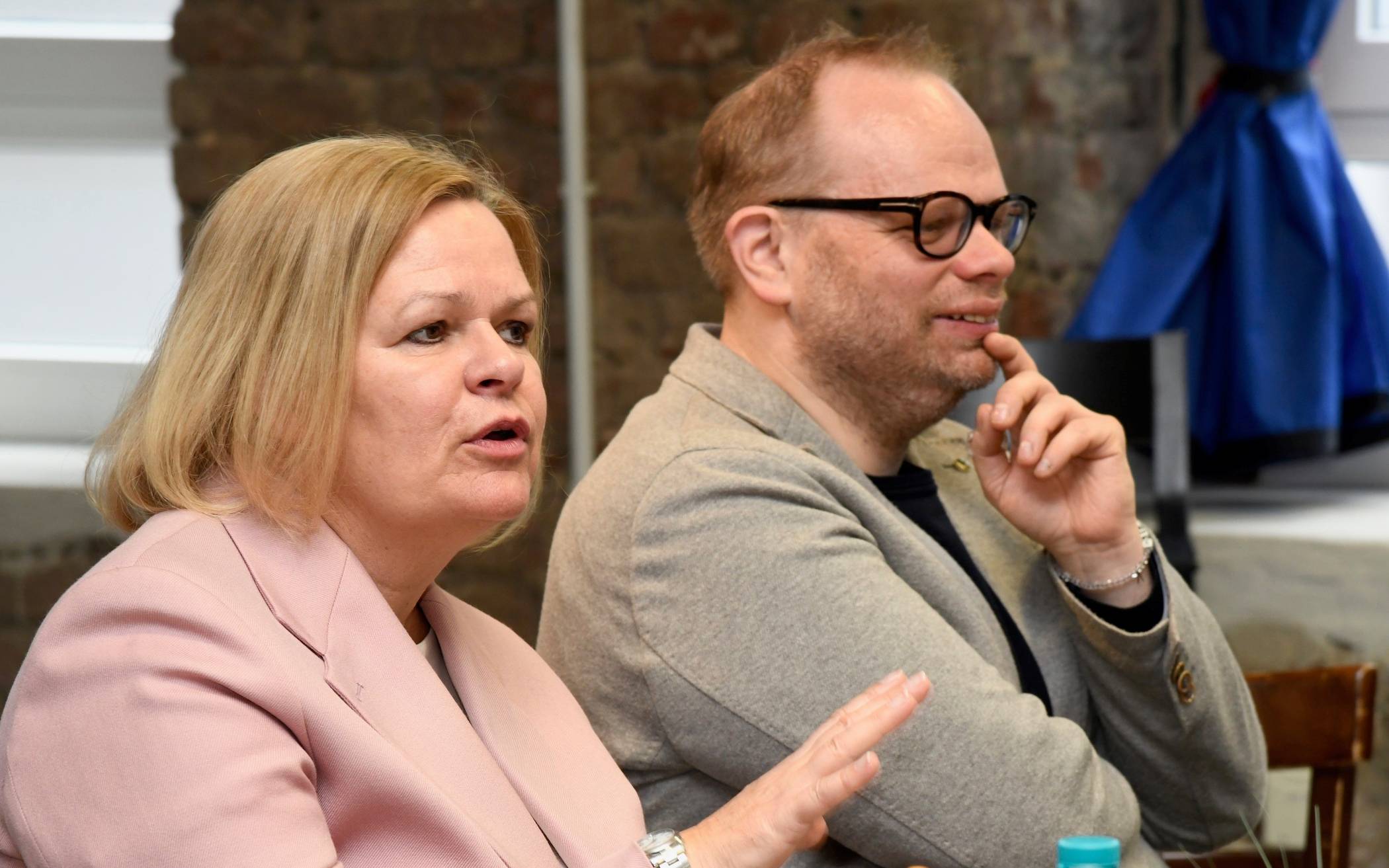  Bundesinnenministerin Nancy Faeser und der Wuppertaler SPD-Bundestagsabgeordnete Helge Lindh im Heckinghauser Sozial- und Nachbarschaftstreffpunkt "Die Krawatte" beim Gespräch mit in unterschiedlichen Bereichen ehrenamtlich aktiven Menschen.   
