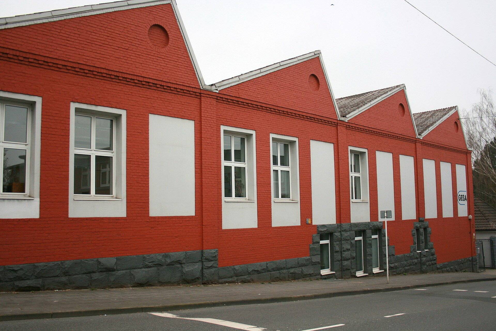 Die ehemalige Reißverschlussfabrik Riri an der Gennebrecker Straße 19a-21 in Wuppertal.