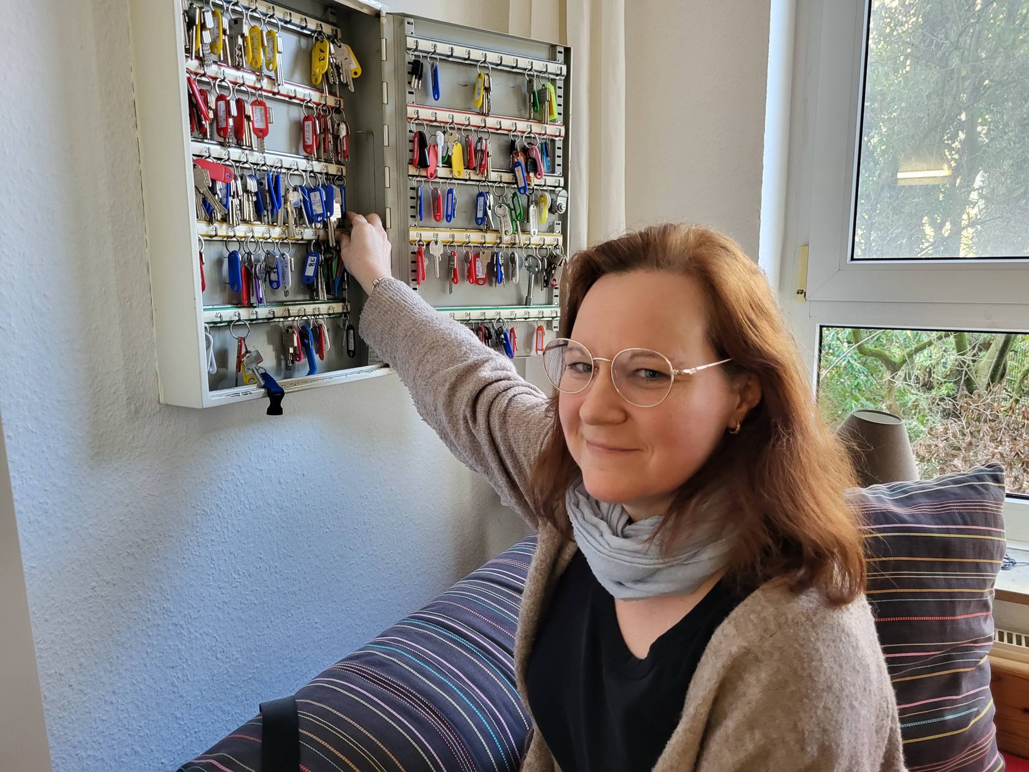 Sozialarbeitern Frauke Day vor dem Kasten mit den Zimmerschlüsseln im Hopster-Fiala-Haus. Die wohnungslosen Frauen können ihr Zimmer dort verschließen.