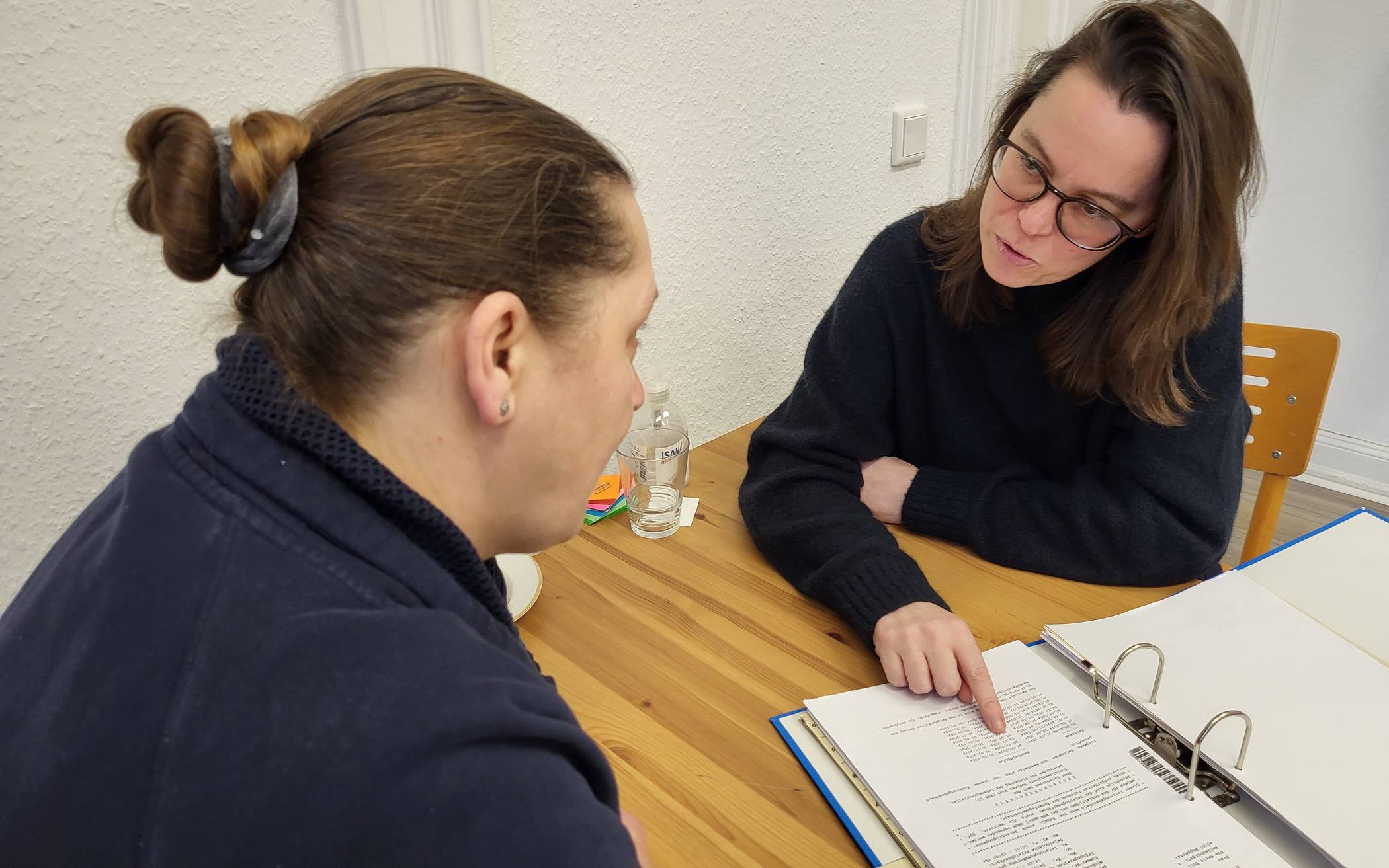 Rita (li.) mit Sozialpädagogin Kathrin Nolzen