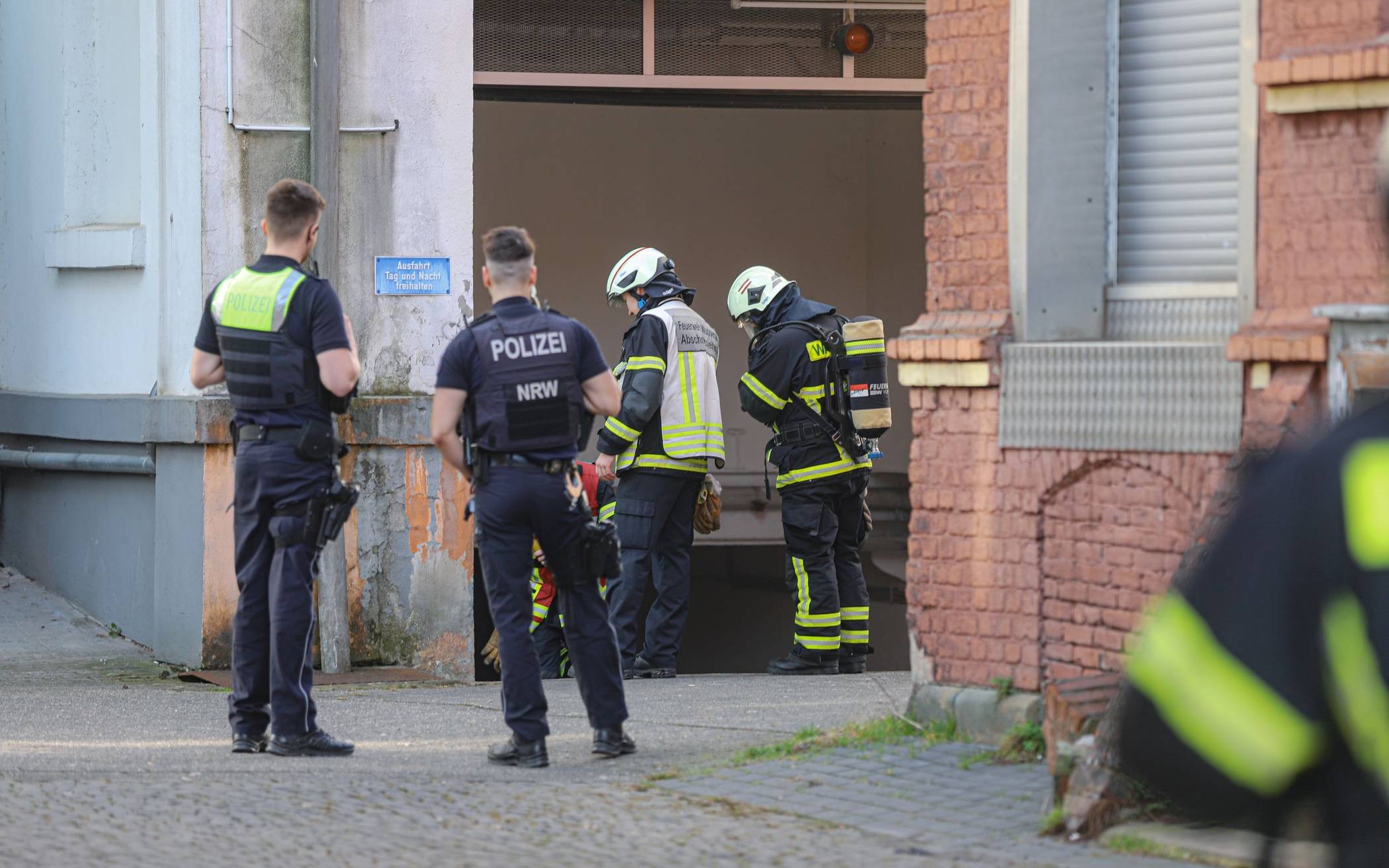 Die Feuerwehr inspizierte die Lage.