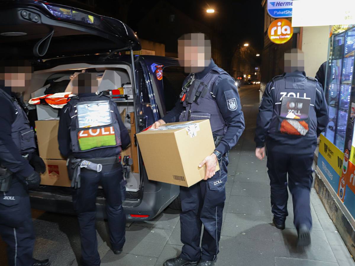 Zoll kontrolliert in Wuppertaler Läden
