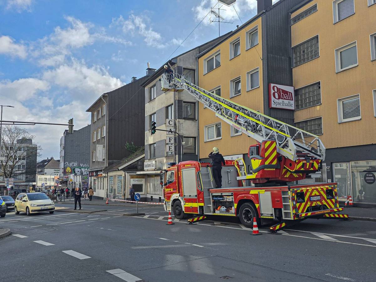 Fassadenteile fallen von Gebäude
