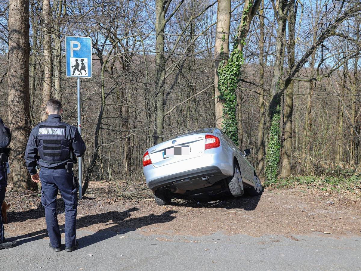 Auto rollt von Parkplatz
