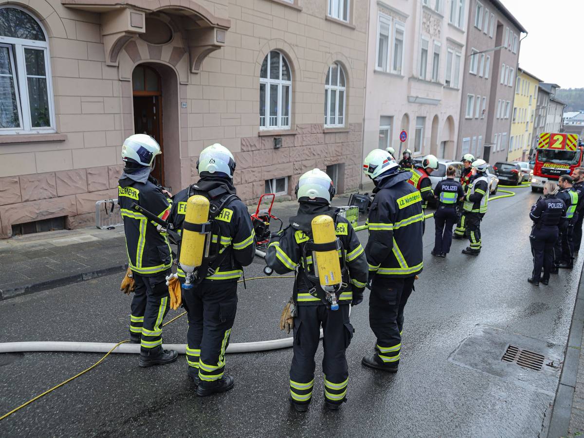 Feuerwehr löscht Kellerbrand
