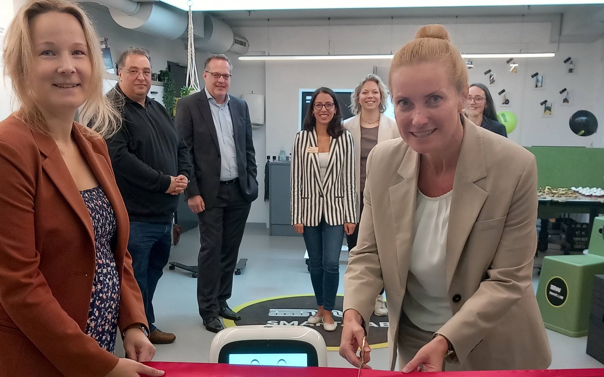 „Smart City“-Expertin Jacqueline Stork (li.) und Dr. Sandra Zeh (Stadtdezernentin für Personal, Digitalisierung und Wirtschaft) bei der Eröffnung des „smart.lab“ im Juli 2024.