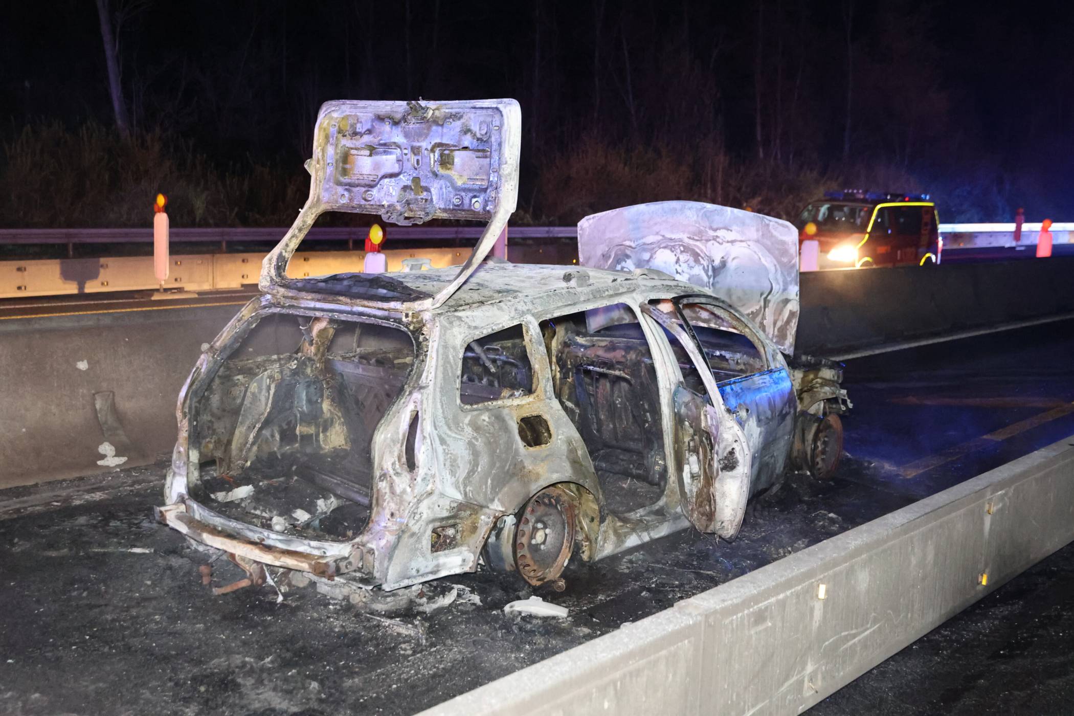 Der Wagen brannte komplett aus.