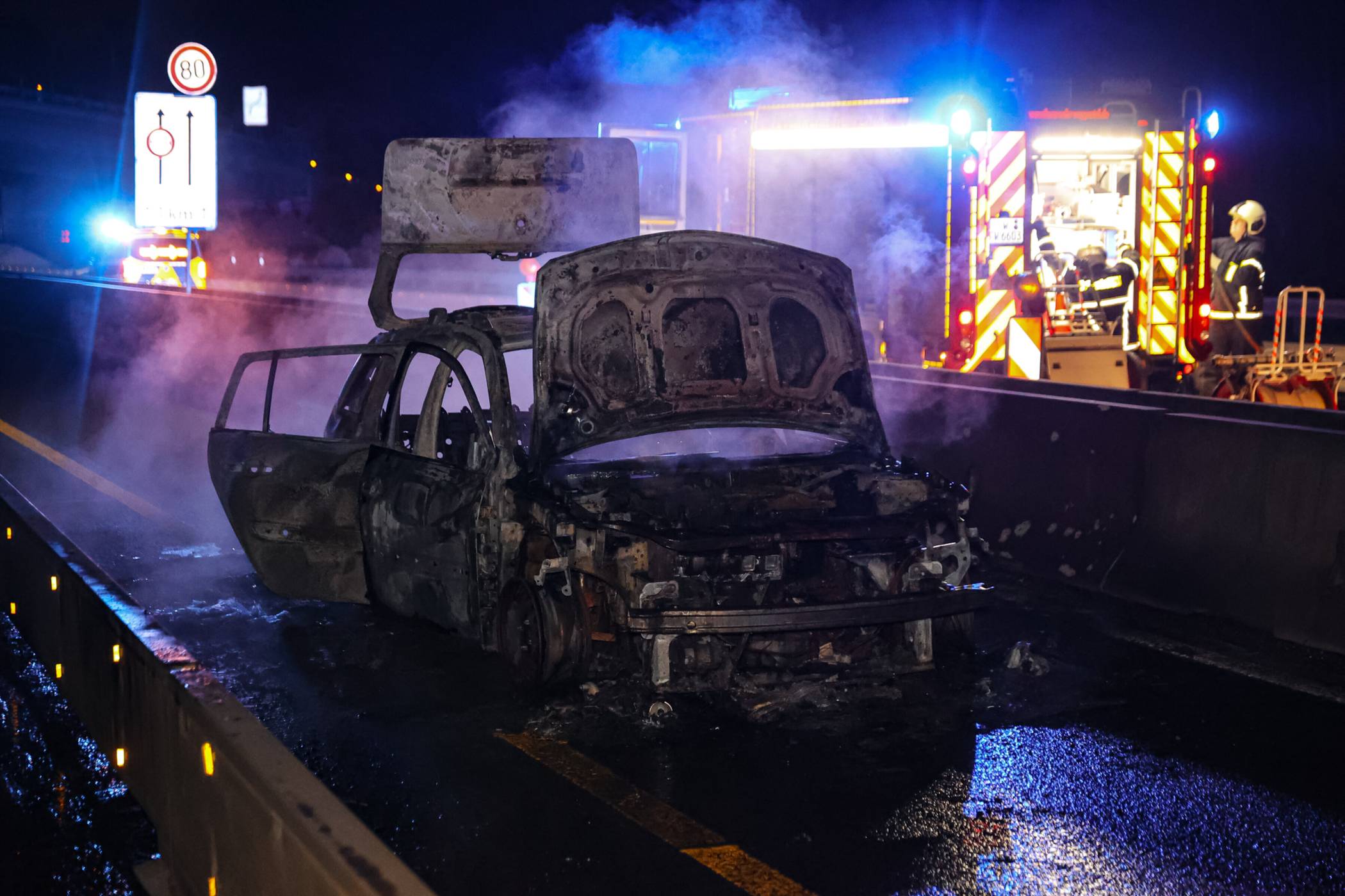 Der Wagen brannte komplett aus.