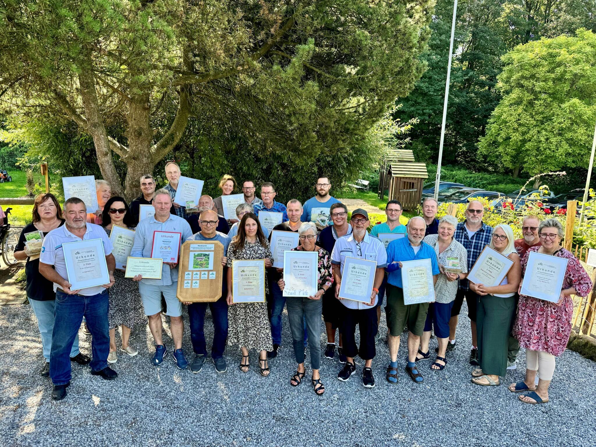  Die Siegerinnen und Sieger des 2024er Anlagenwettbewerbes des „Stadtverbandes Wuppertal der Gartenfreunde“. Platz 1 belegte die Kleingartenanlage Böhlerfeld aus der Elberfelder Südstadt. 