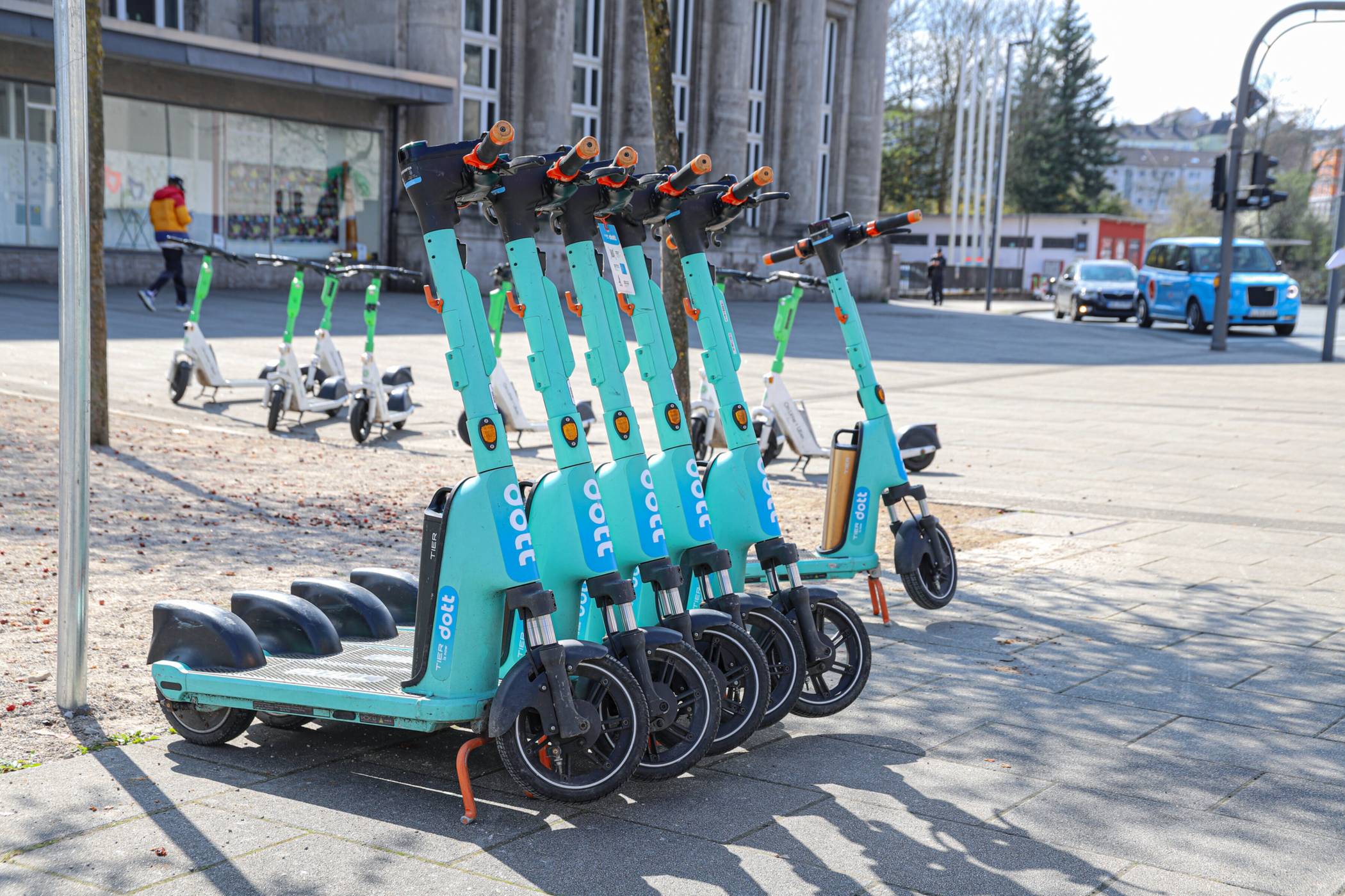  Die neuen E-Scooter am Barmer Bahnhof. 