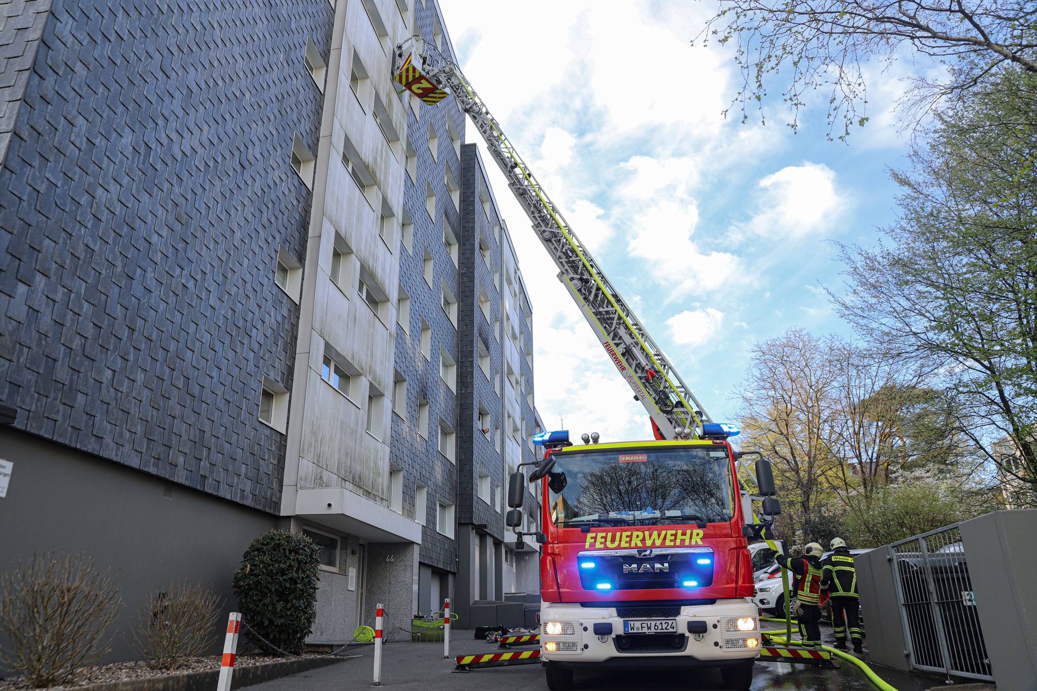 Die Feuerwehr setzte auch eine Drehleiter ein.