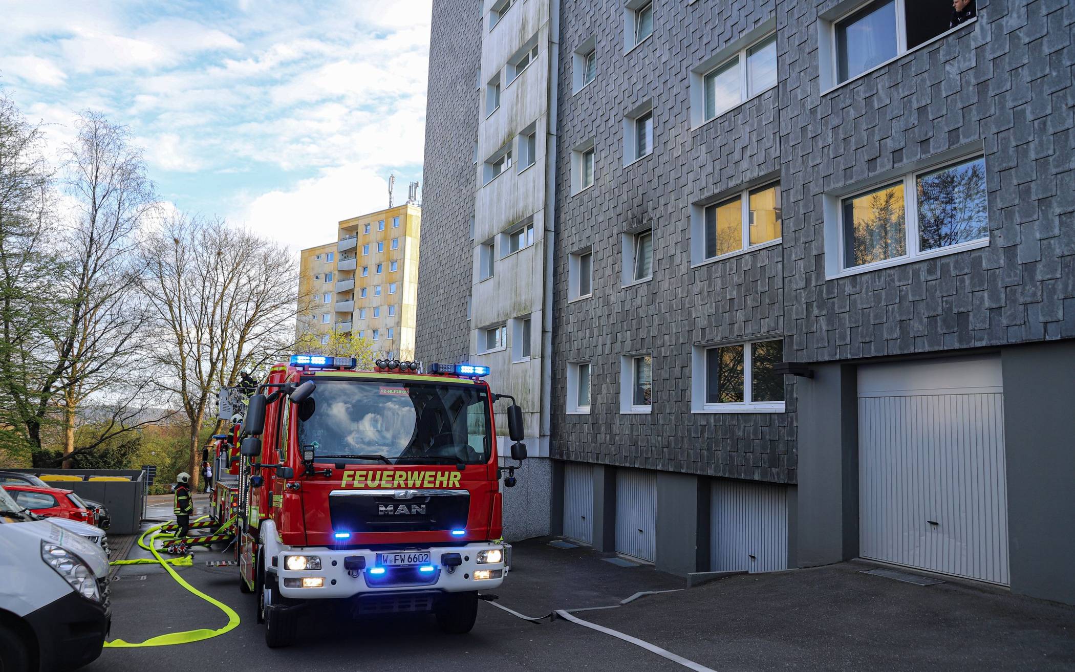 Bilder: Feuerwehr-Einsatz in Hochhaus am Sternenberg