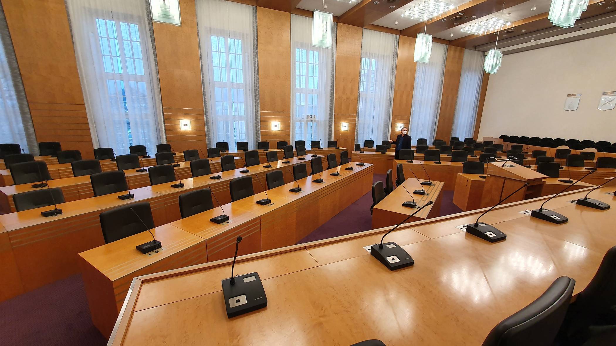 Im Ratssaal wird über die Einführung der Karte entschieden.