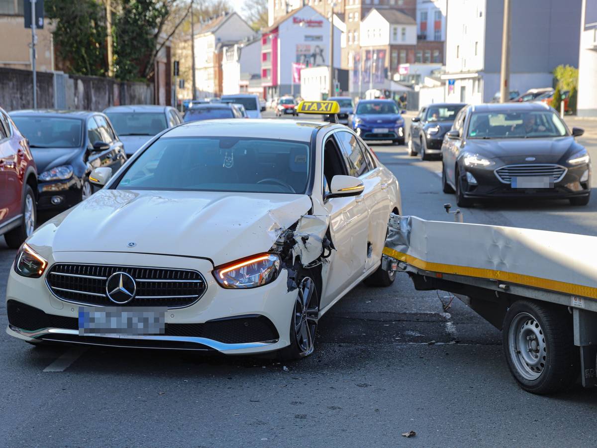 Taxi von Anhänger erheblich beschädigt
