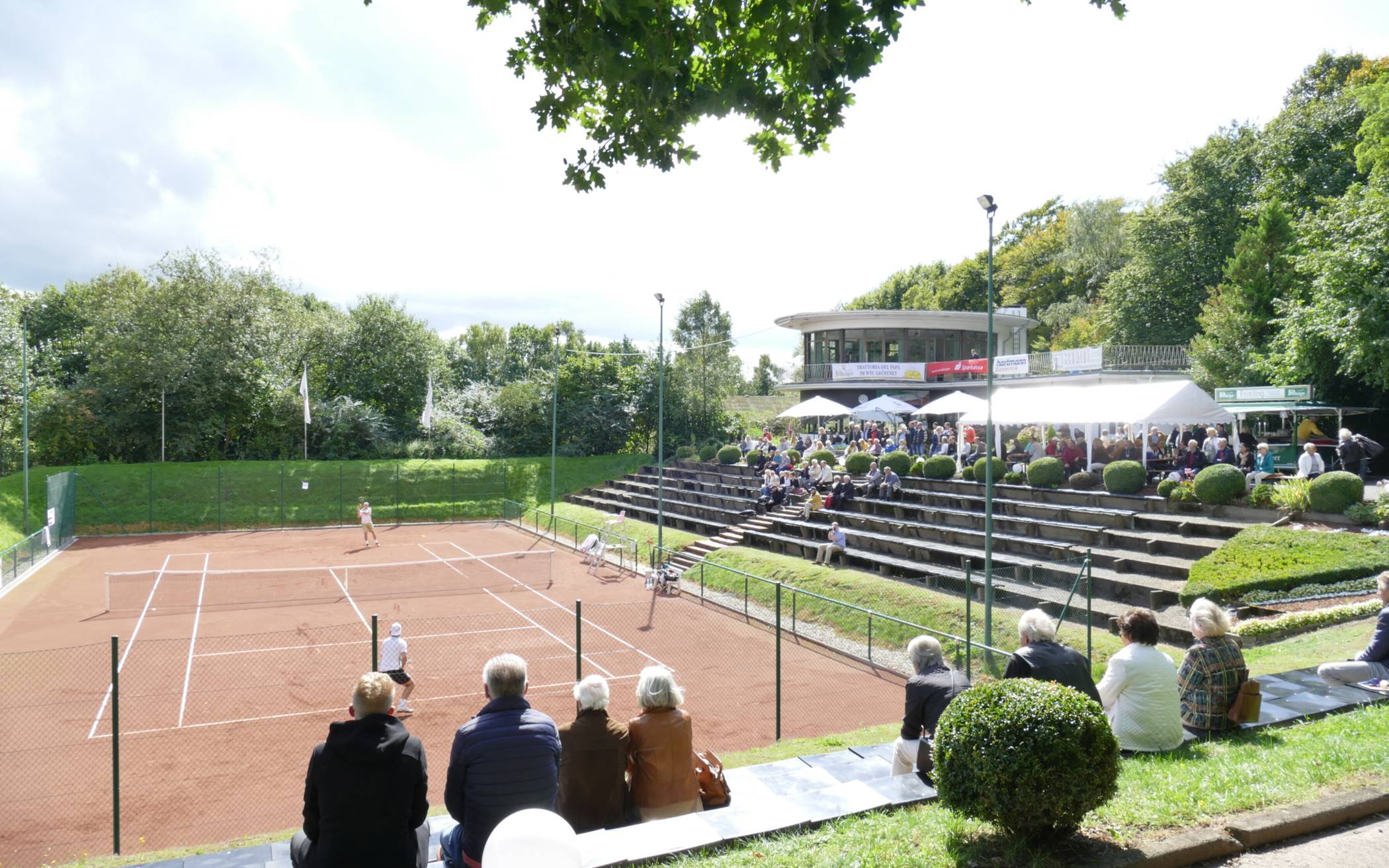 Blick auf einen der sechs Sandplätze