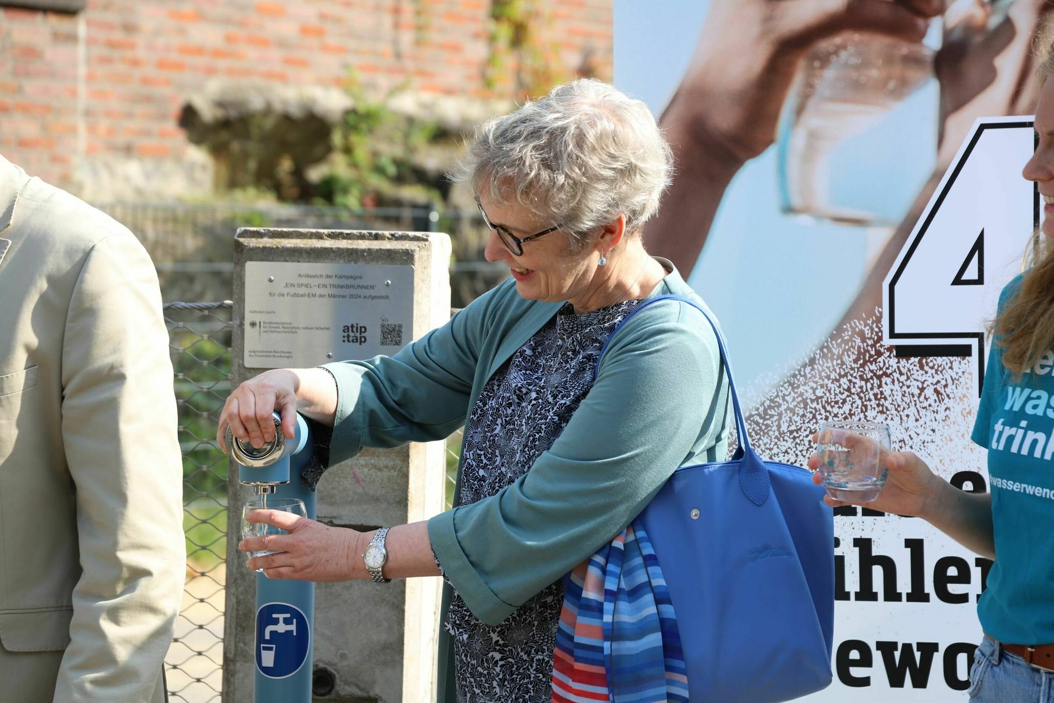  Bild von der Einweihung des Brunnens an der Nordbahntrasse auf Höhe der Breslauer Straße im August 2024. 
