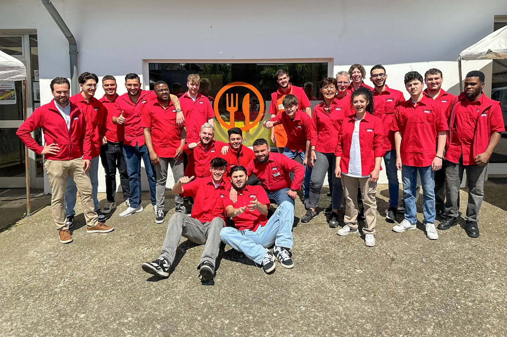  Bereits im Jahr 2024 übernahmen die Azubis vom LaminatDEPOT für einen Tag die Tafel Niederberg. 