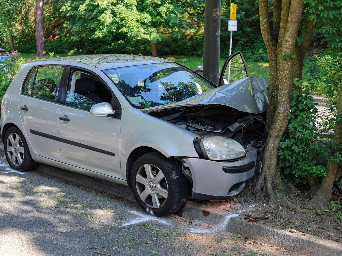 Auto prallt gegen Baum
