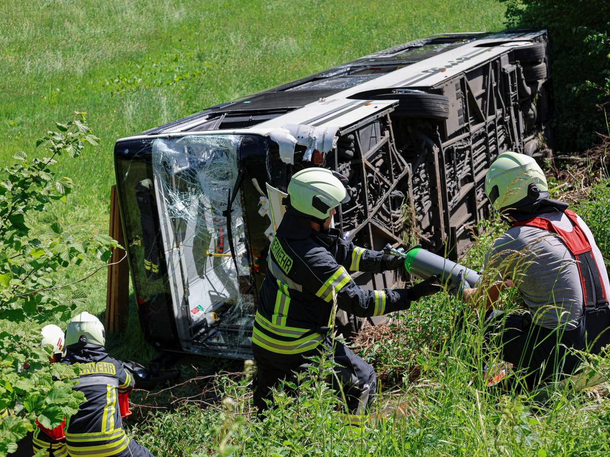 Bus kippt bei Unfall auf die Seite
