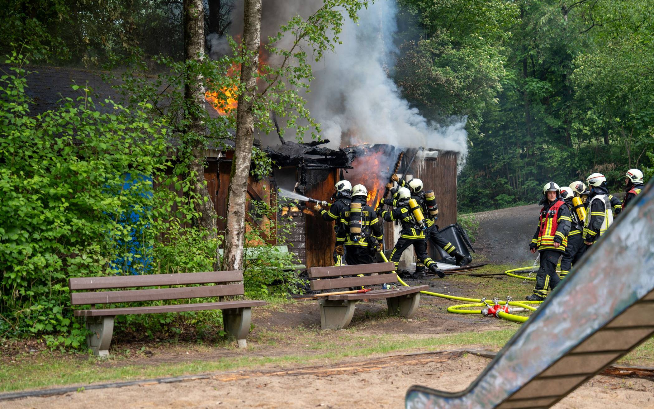 Bilder: Brand auf Spielplatz Sternenberg in Wuppertal