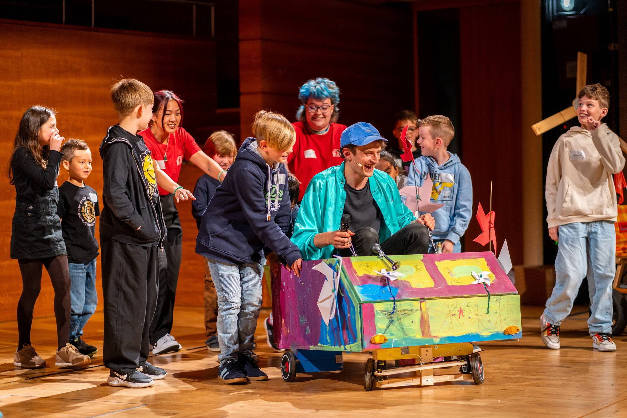 Julian Janssen („Checker Julian“) durfte das Wuppertaler Mobil beim Finale der Netzwerk-Challenge auf der Bühne Probe fahren.