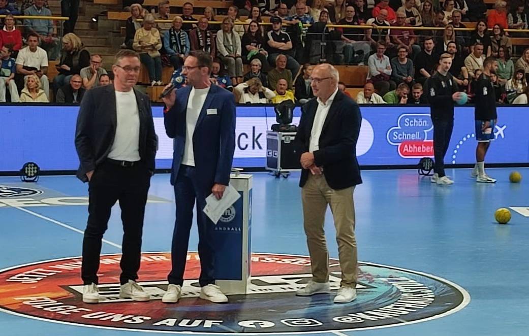 Auch Bundestrainer Alfred Gislasson (li.) war in der Hansehalle.