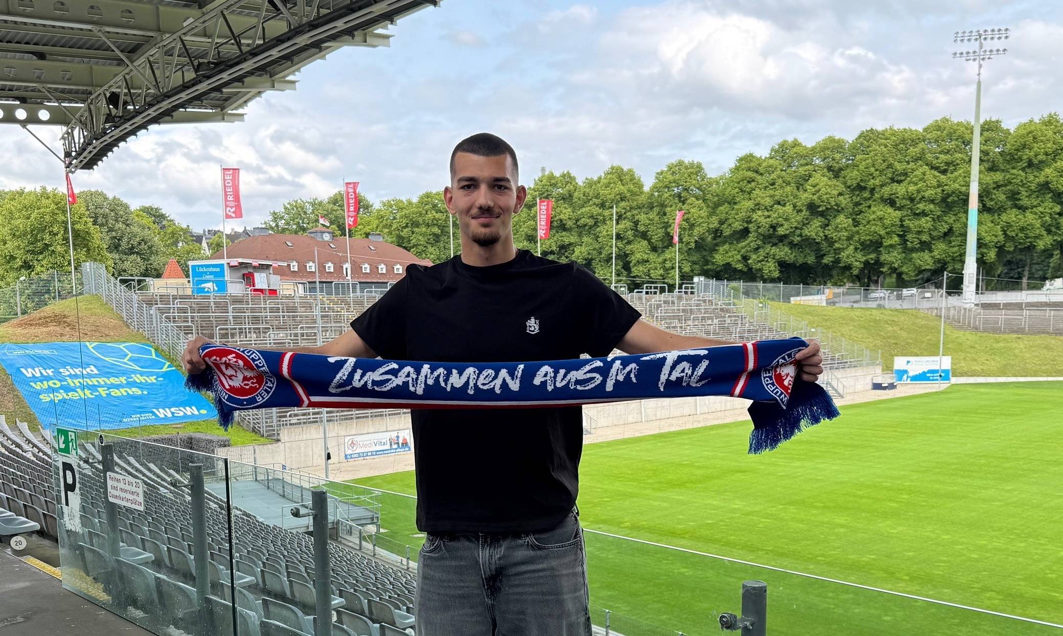 Torwart Fotios Adamidis (vom MSV Duisburg...