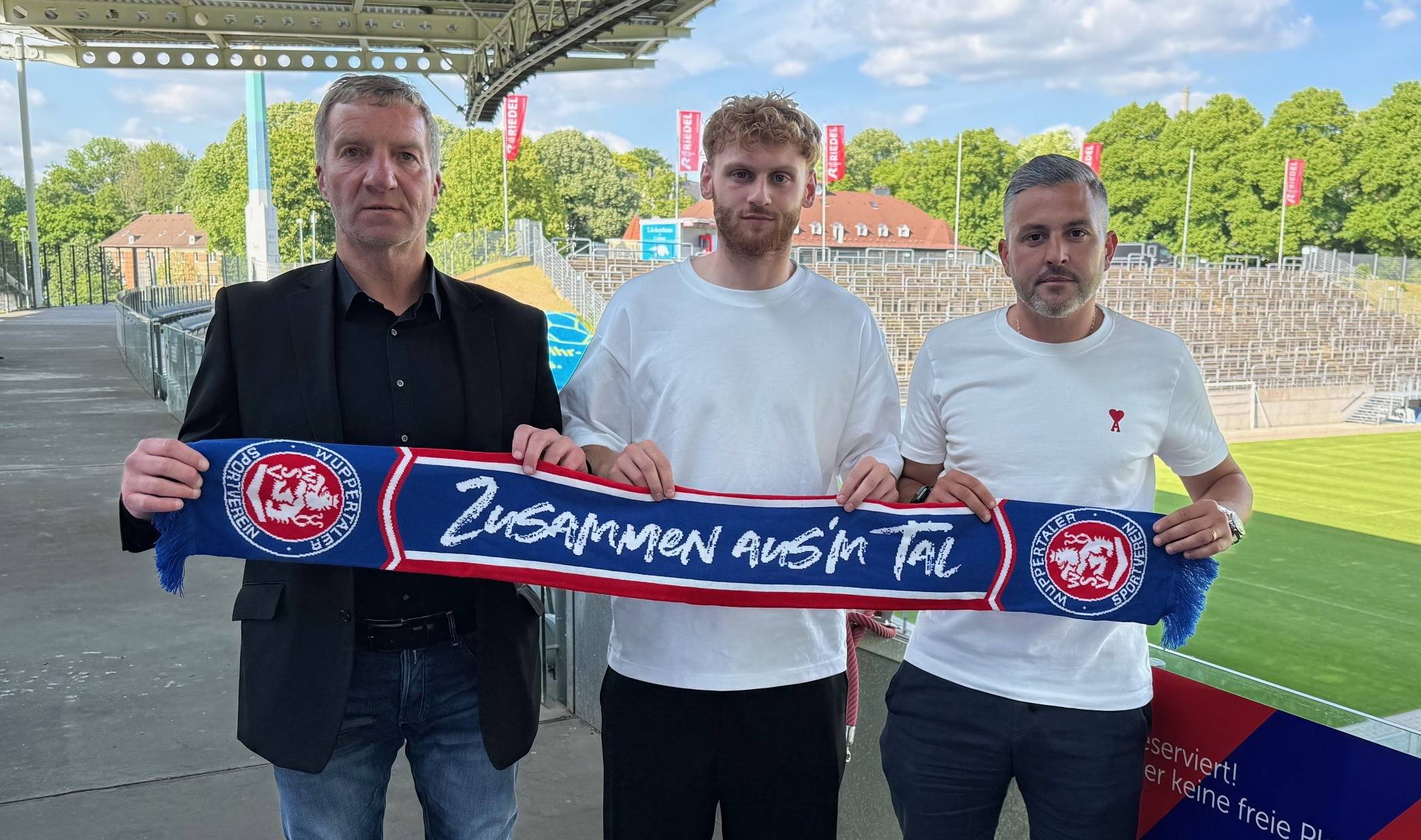 Von li. Sportvorstand Thomas Richter, Neuzugang