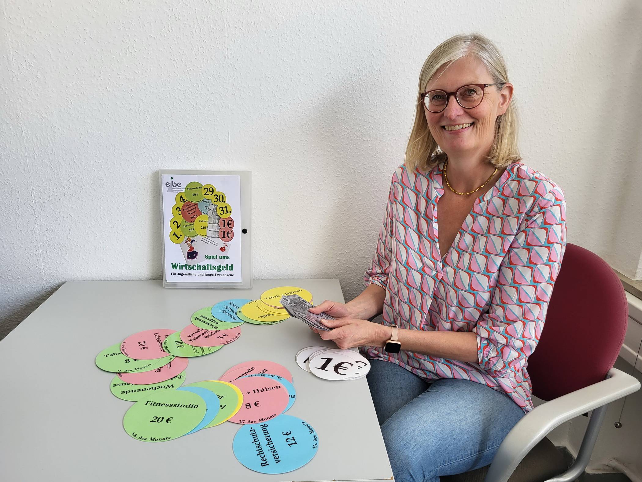  Anke Lichte zeigt den Interessenten anschaulich, worum es geht. 