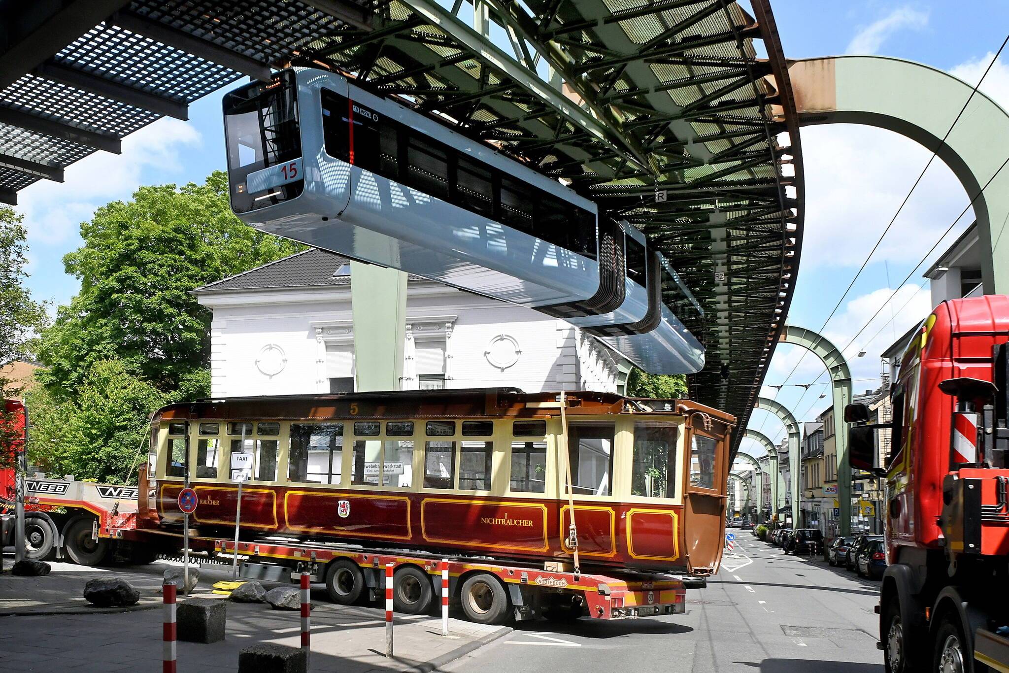  Die Schwebebahn wurde mit einem Tieflader angeliefert. 