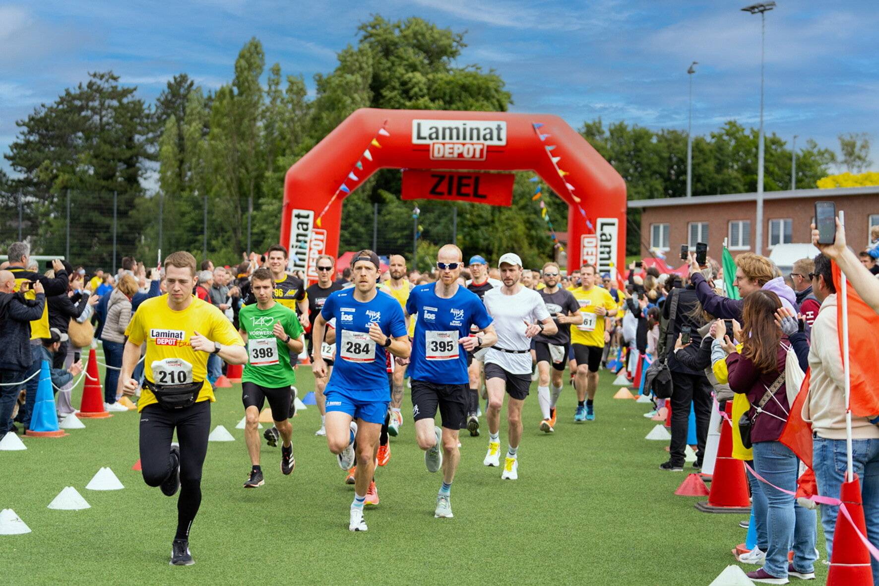 Über 900 Läuferinnen und Läufer – der 6. LaminatDEPOT-Lauf freut sich über eine Rekordbilanz.