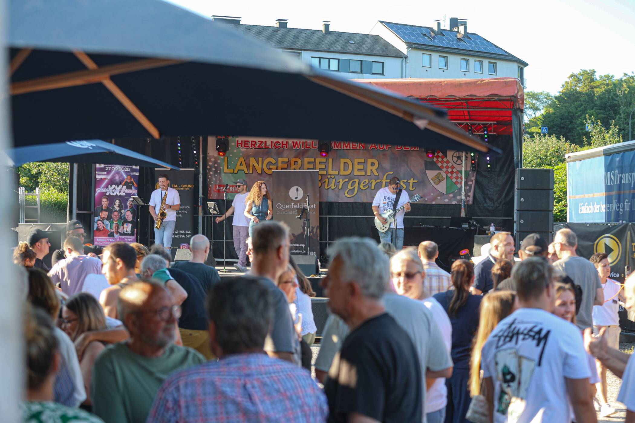 Auch Freitag und Samstag wird die Bühne bespielt.