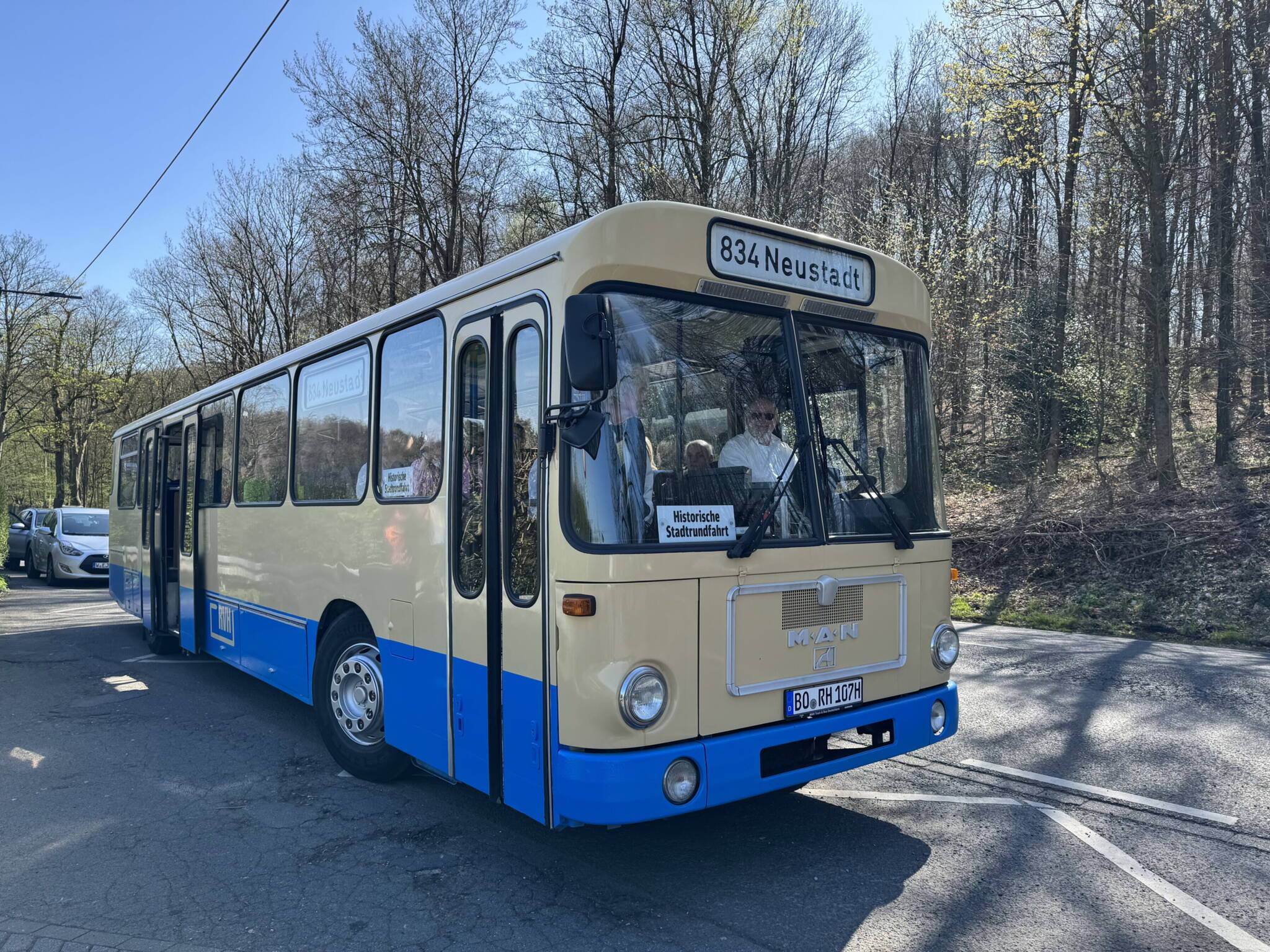 Der Oldtimerbus ist optisch ein echtes Highlight. Sandra Reger: „Oft winken die Menschen auf der Straße unserem Oldie zu.