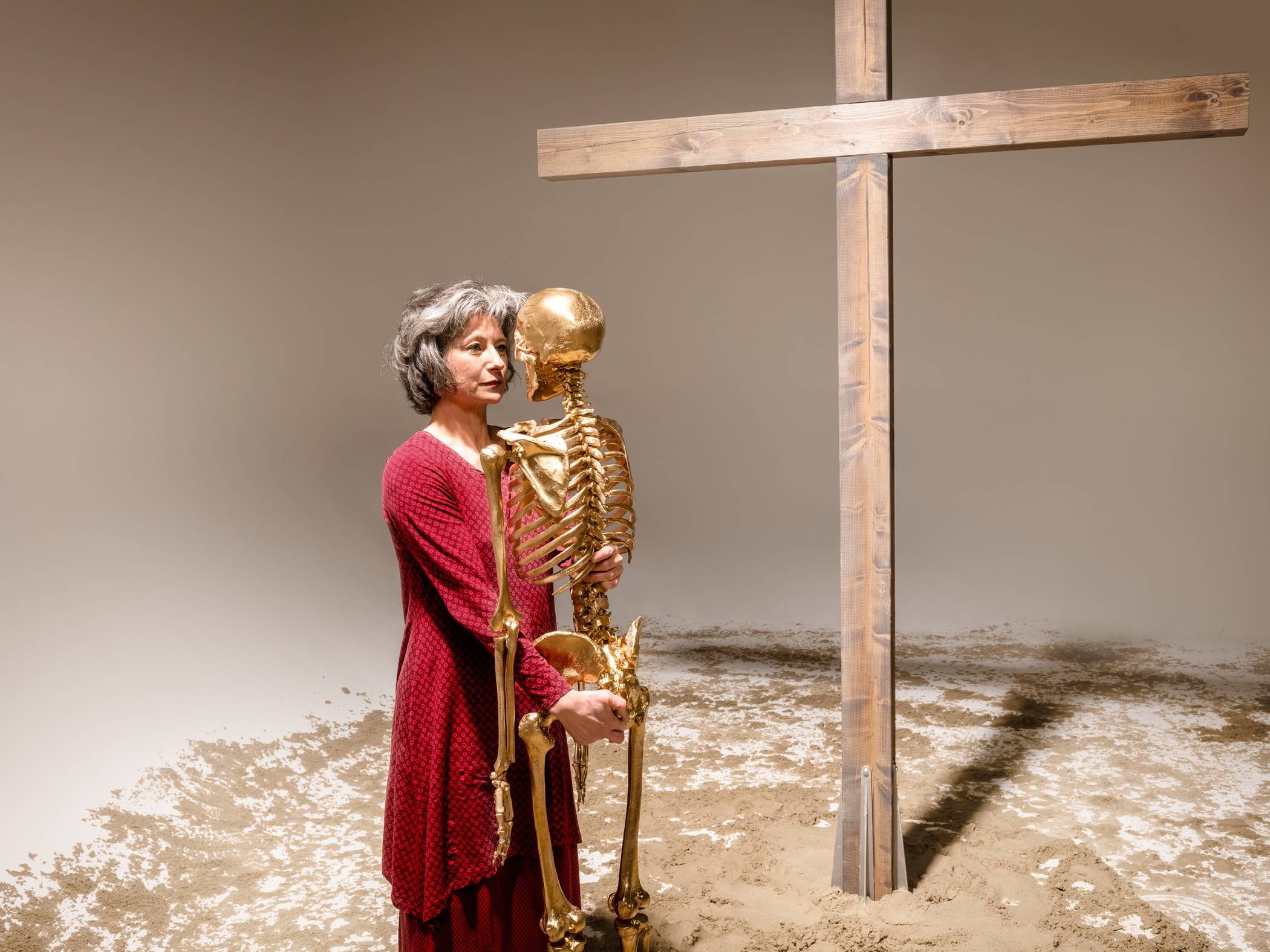 Tänzerin Chrystel Guillebeaud ist eine der Unterzeichnerinnen. Einzelbild aus der Serie „Aftermath - die Reliquien der Heiligen Helena“.