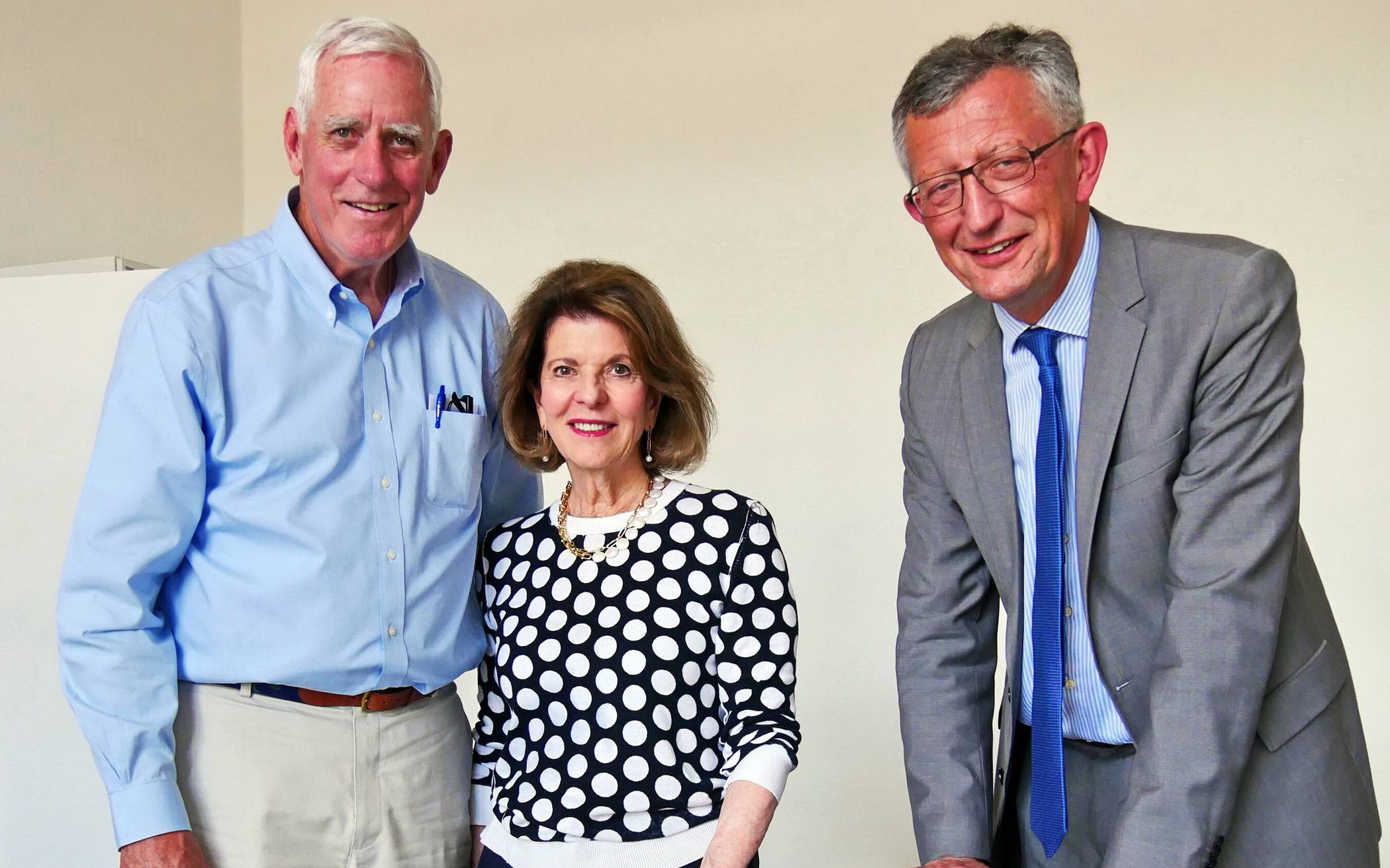 Pete und Marilyn Coors aus den USA im Büro von Stadtdirektor Matthias Nocke (re). Auf dem Tisch die Original-Geburtsurkunde des 1868 ausgewanderten Barmers Adolph Kohrs.