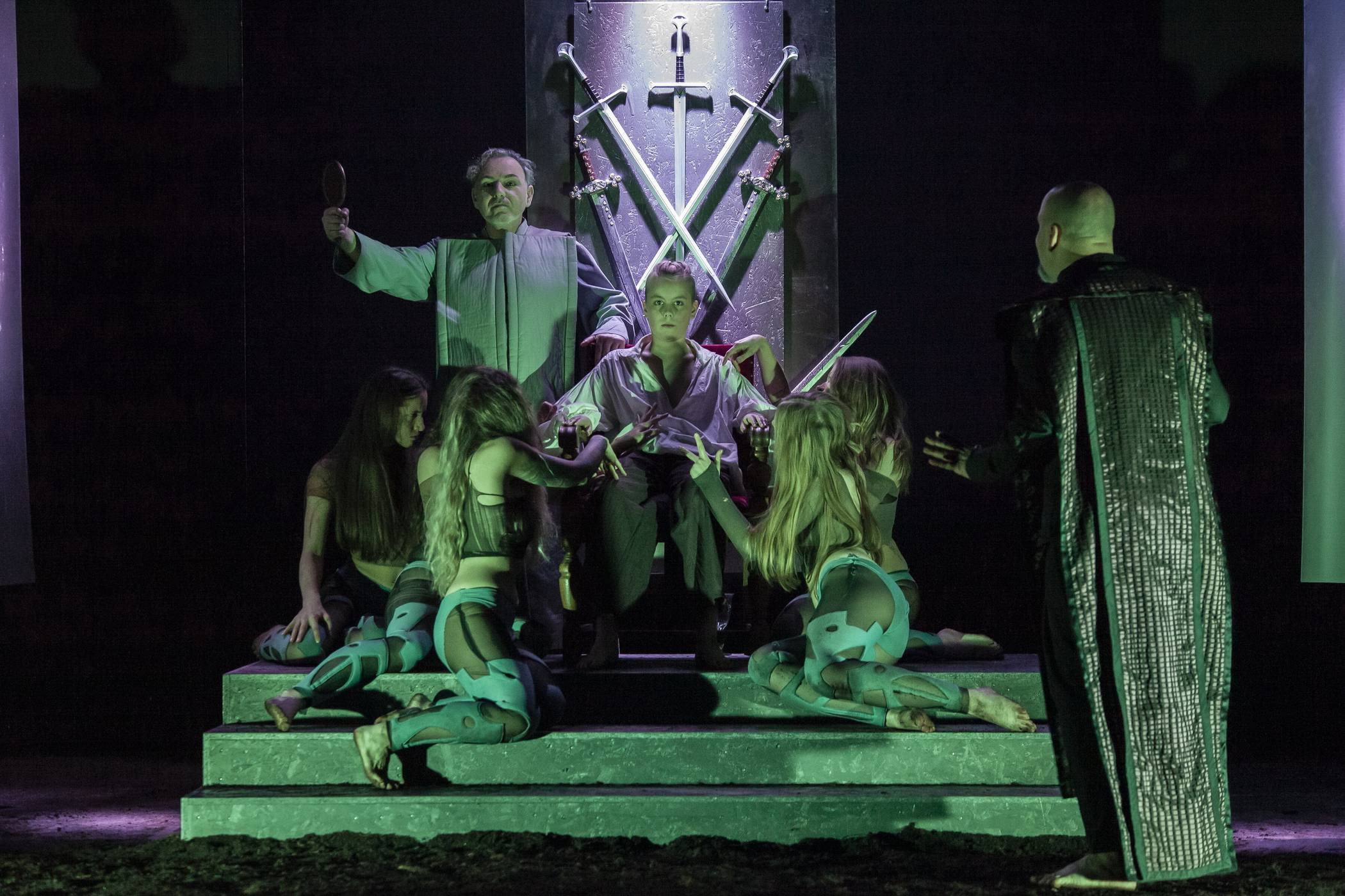  Kommt  wegen des großen Erfolges in der neuen Spielzeit wieder: "Macbeth" von Shakespeare im Taltontheater - auf karger Bühne agiert ein engagiertes 16-köpfiges Ensemble.  