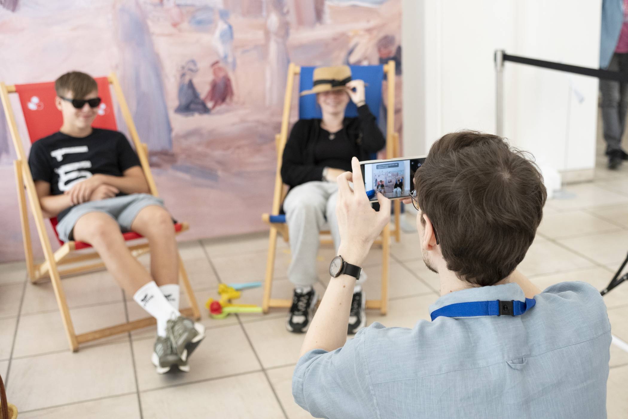  Beliebter Fotopunkt: die Liegestühle vor Max Liebermanns Bild „Am Strand von Noordwijk“. 