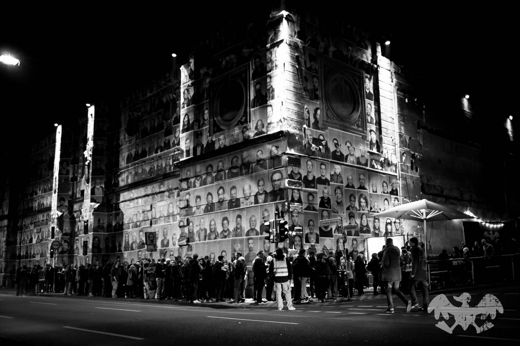 48 Großformat-Porträtposter schmückten 2014 die Fassade des Gebäudes und sorgten...