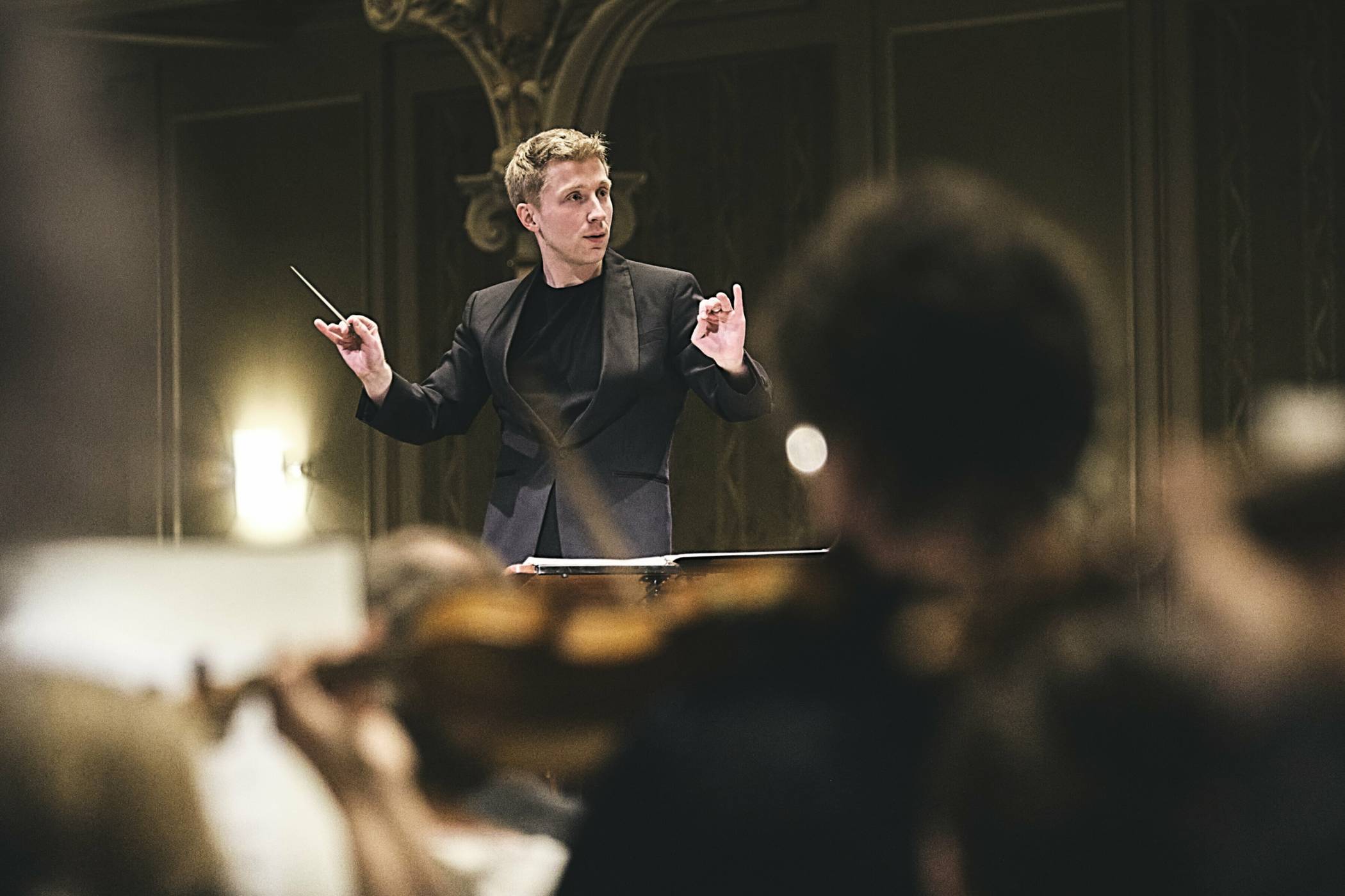  Wuppertals Generalmusikdirektor Patrick Hahn. Seine dann fünfjährige Amtszeit in Wuppertal endet im Sommer nächsten Jahres. 