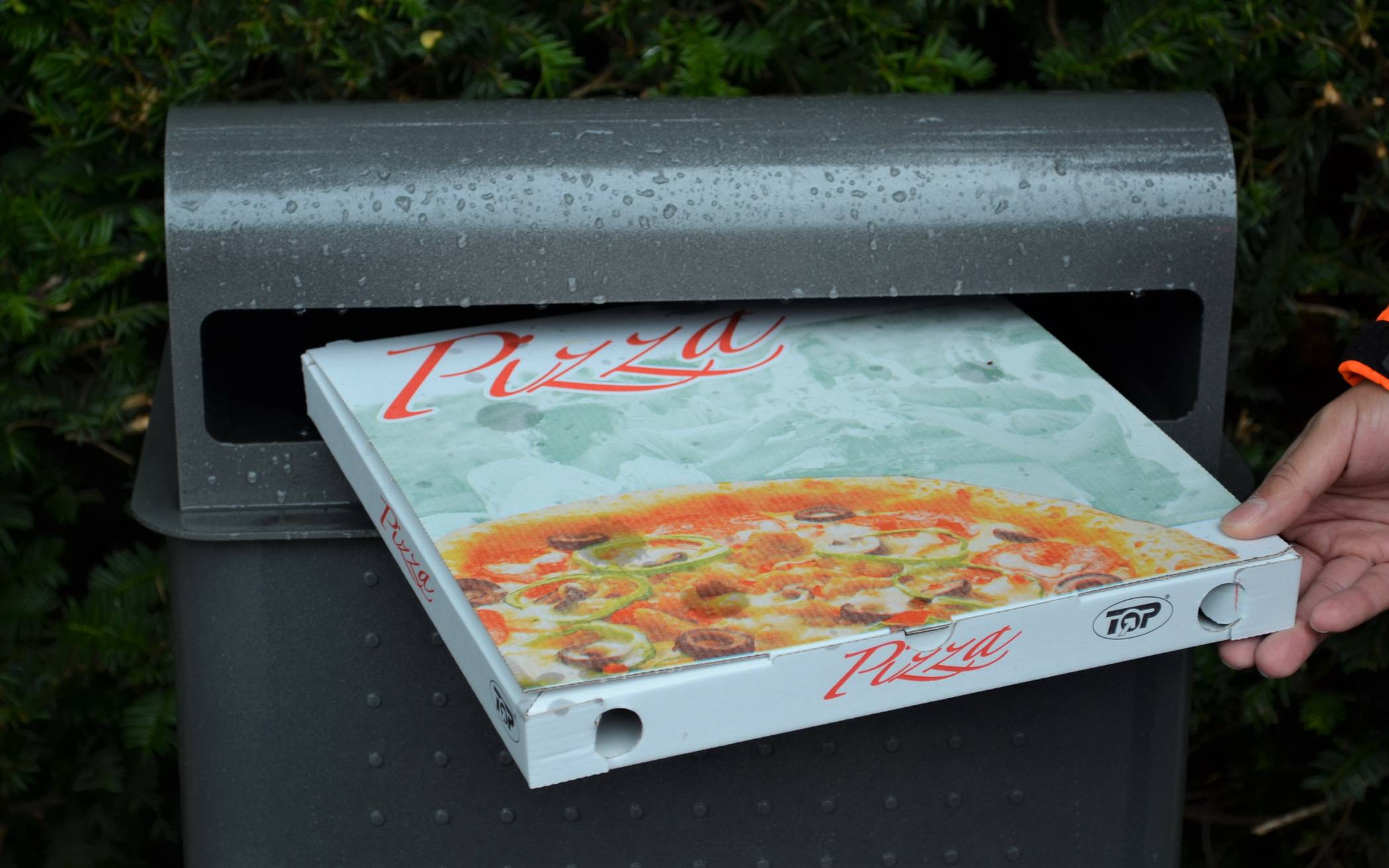 Der Einwurf ist breit genug.