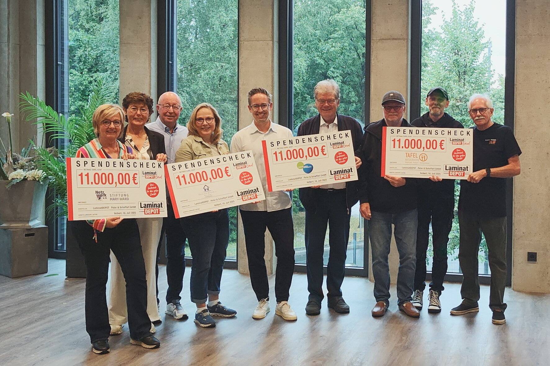  Strahlende Gesichter bei der Scheckübergabe (von li.): Birgit Berger (Netzwerk e.V. – Förderverein für die Stiftung Mary Ward), Brigitte Schaffart (LD), Frank Peter (LD), Dr. Wiebke Förster (Hilfe für Kinder e.V., Velbert), Kevin Peter (LD), Wolfram Tamm (Hospizverein Niederberg) sowie Peter Böhme, Markus Gribhofer und Heinz Vinzen (Tafel Niederberg). 
