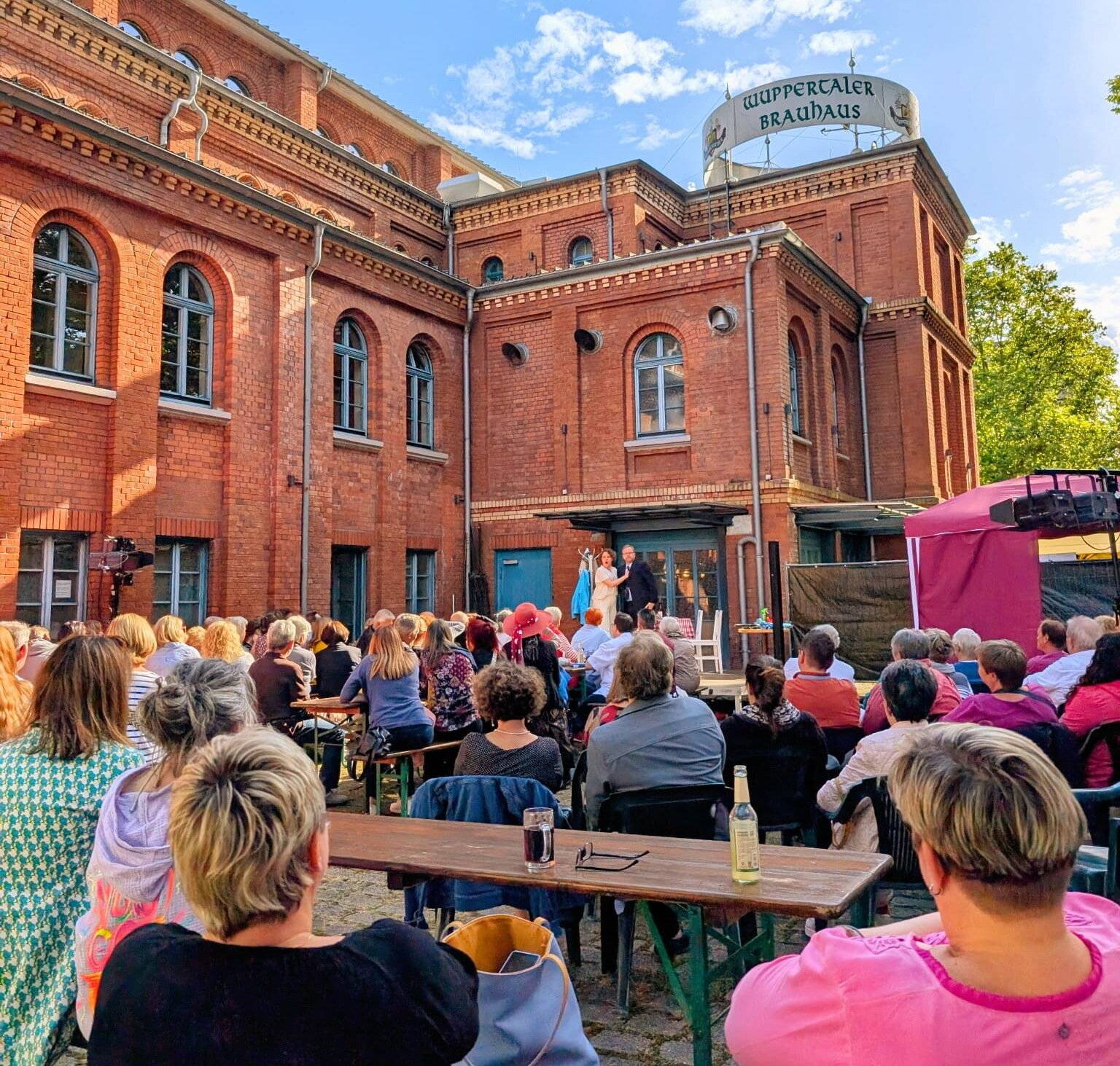 Aufführung im Biergarten des Brauhauses.