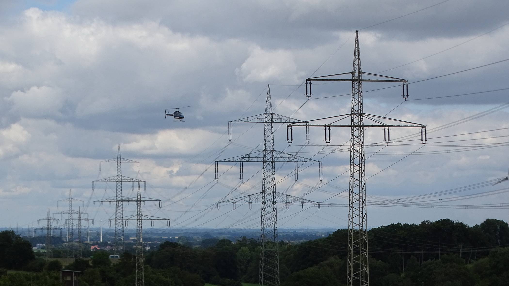  Die Pilotinnen und Piloten müssen nah an die Leitungen heran. 