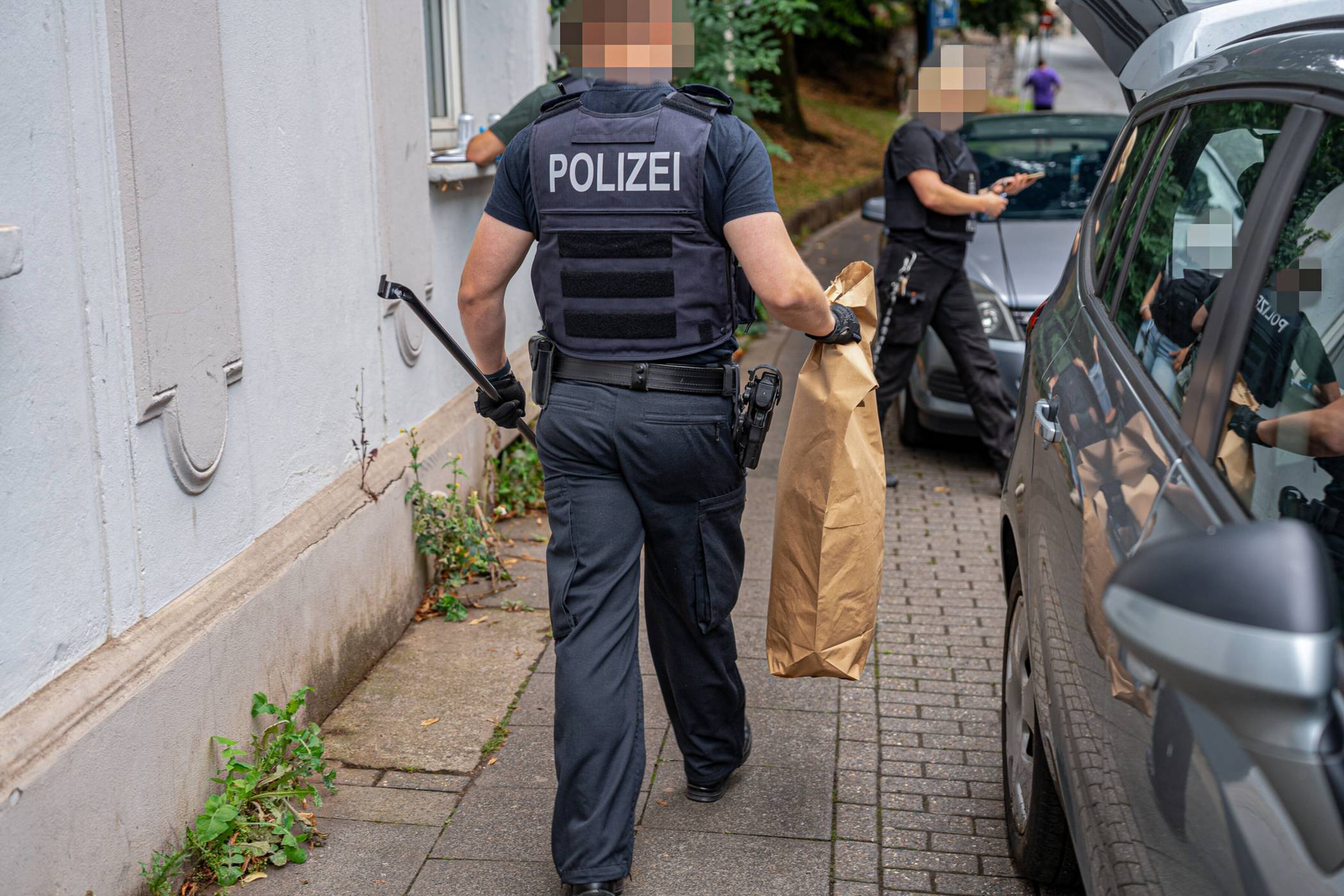 Die Polizei transportierte die Beweismittel ab.