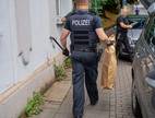 Die Polizei transportierte die Beweismittel ab.