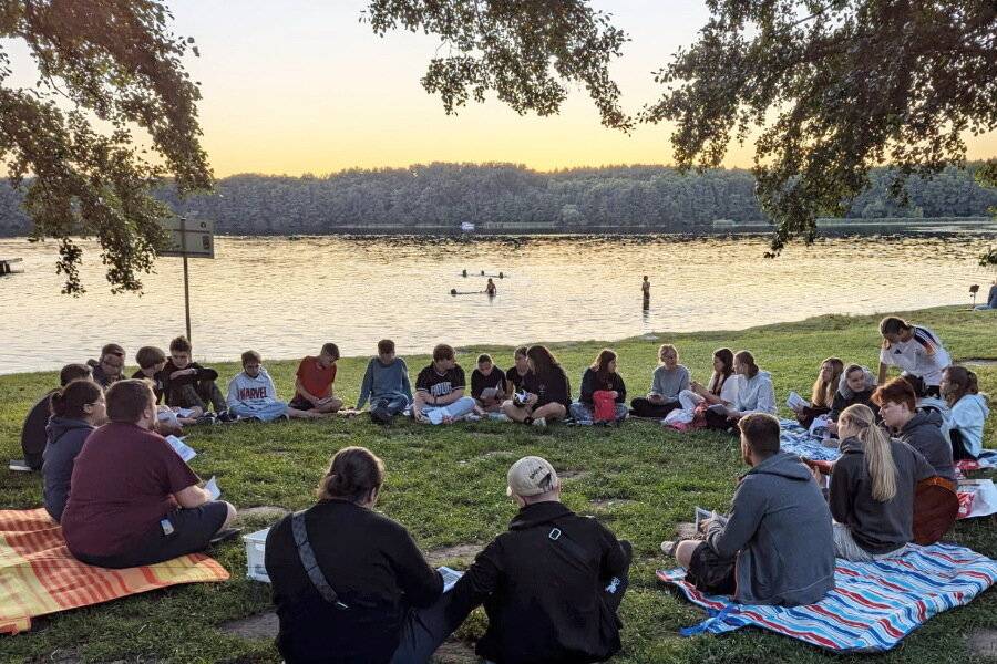 Klassiker auf einer Jugendfreizeit: abends zusammensitzen und reden.