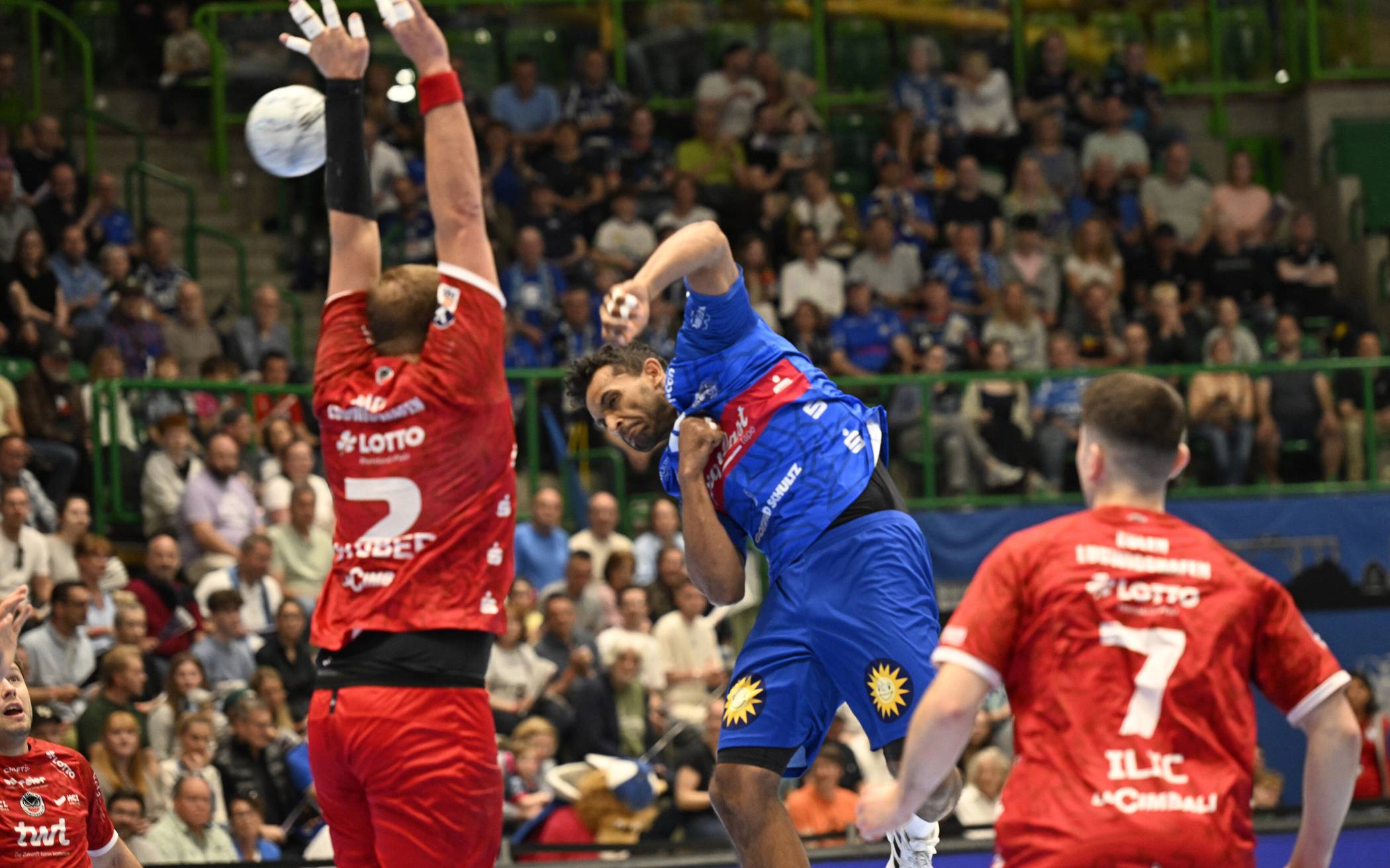 Djibril M’Bengue zieht das BHC-Trikot aus.