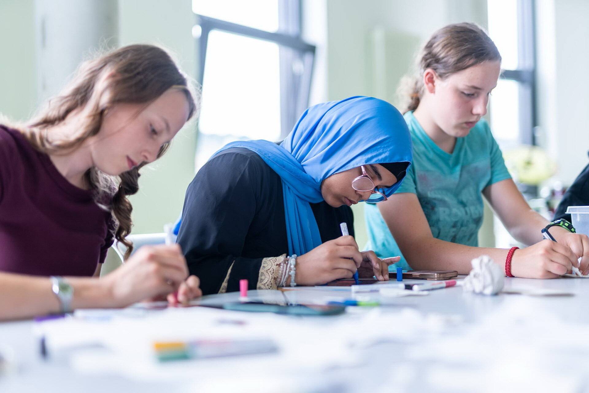 Die Teilnehmerinnen und Teilnehmer der vierten „Summer School“ forschten in Laboren, lernten neue Technologien kennen und erlebten eine abwechslungsreiche Ferienwoche.