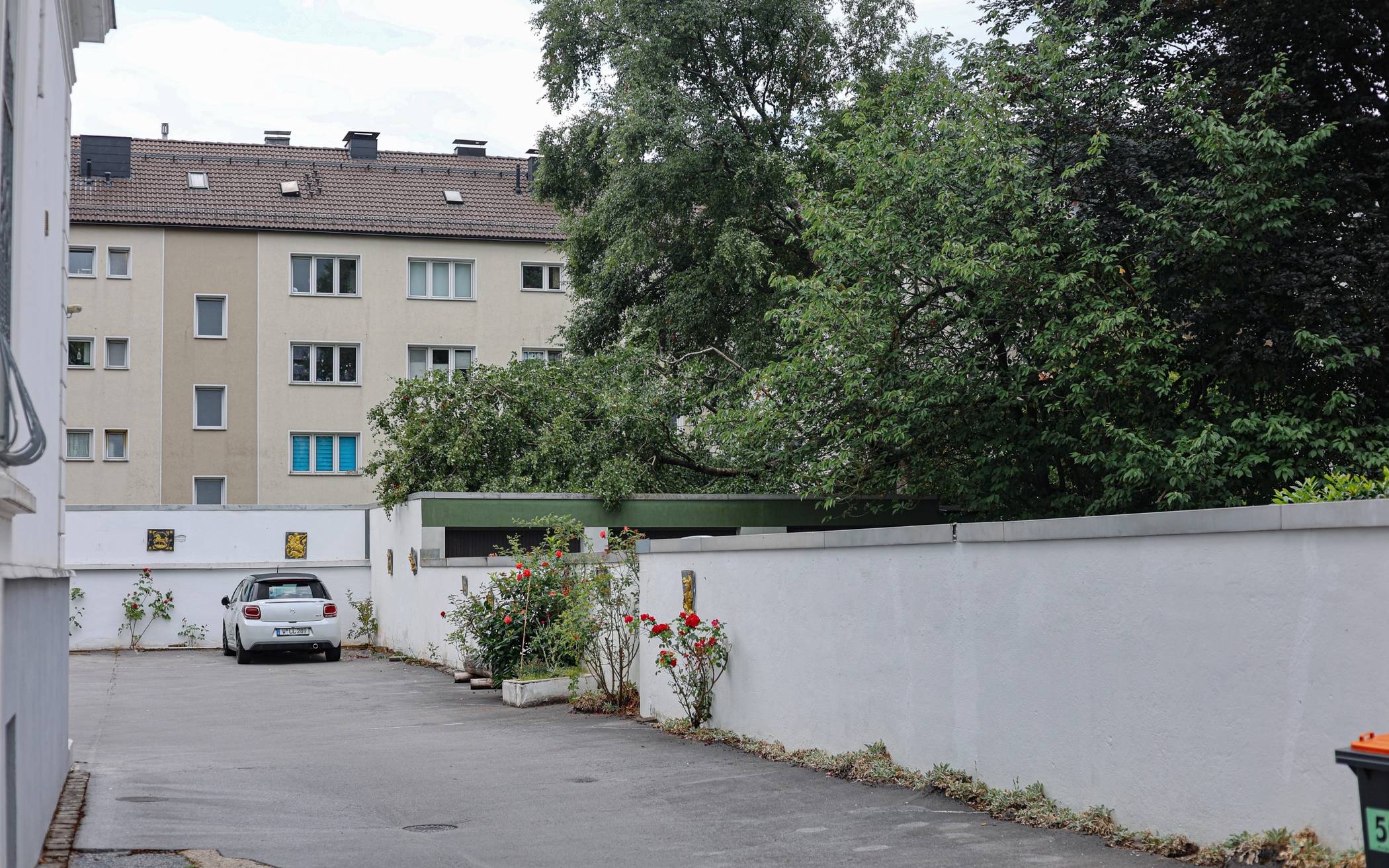 Bilder: Baum kippt in Wuppertal auf Garage