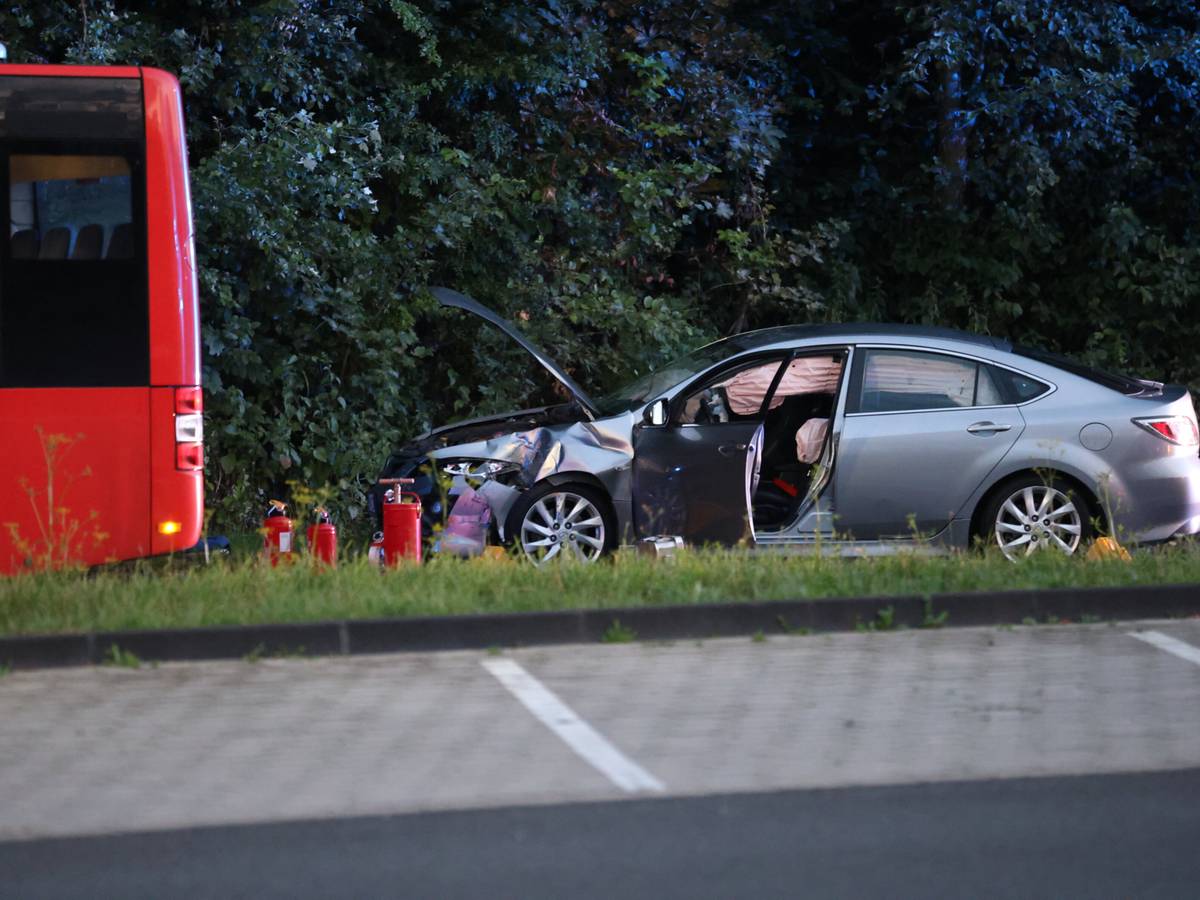 Unfall mit Bus und Pkw
